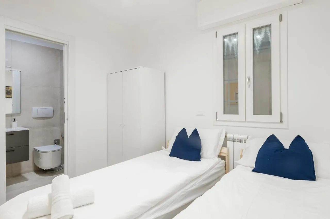 Easystayrome 10 Pax 3 Baths 1 Min From Metro Apartment