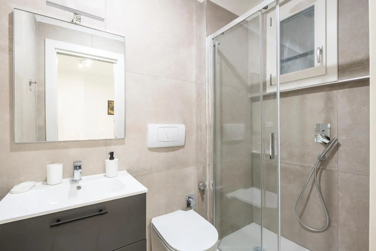 Easystayrome 10 Pax 3 Baths 1 Min From Metro 0*, Rome