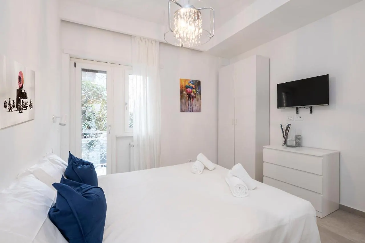 Easystayrome 10 Pax 3 Baths 1 Min From Metro Apartment